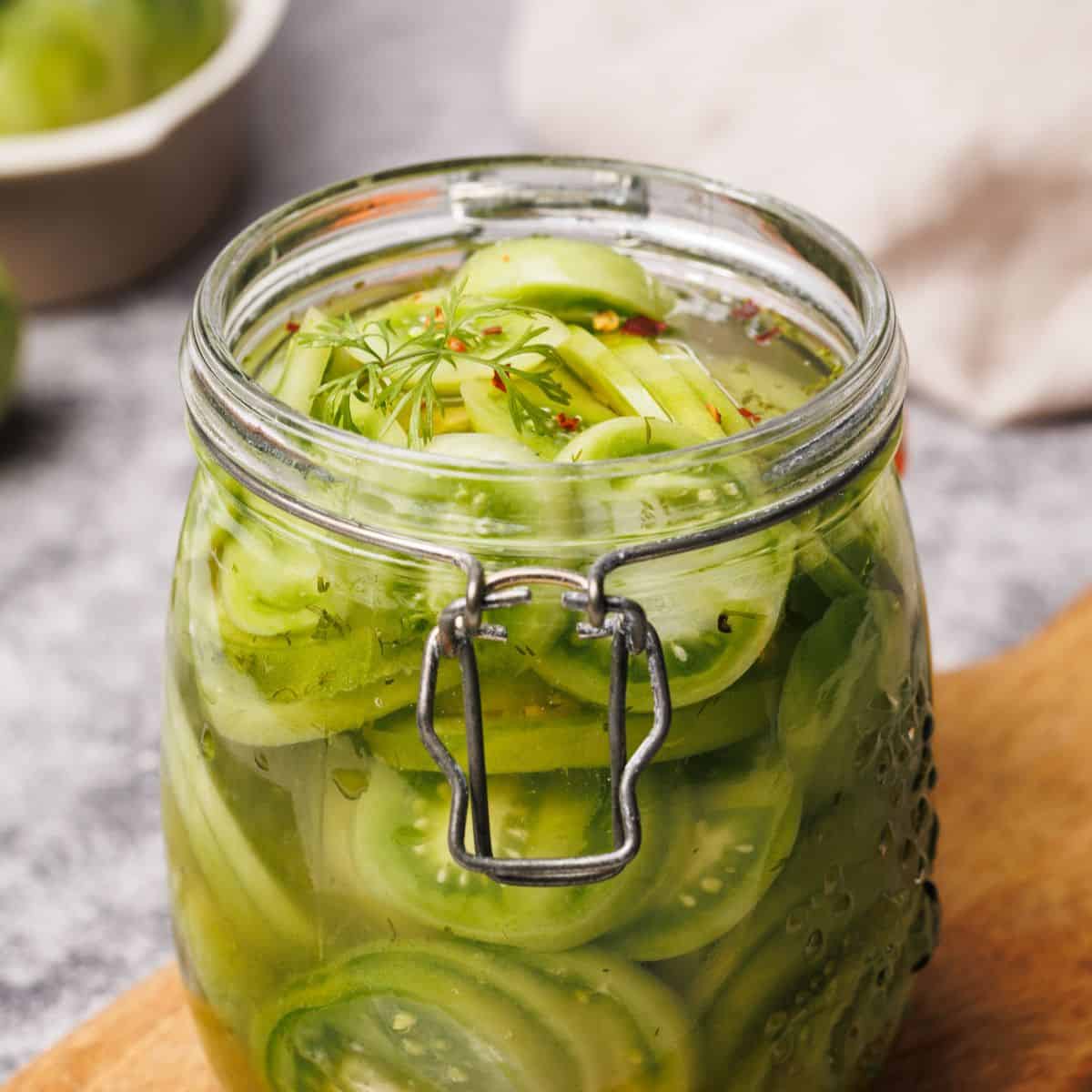 No-Cook Pickles: Turn Green Tomatoes into a Zesty Snack & Reduce Waste